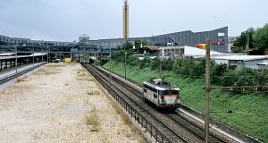 Die Zweifrequenzlokomotive BB 20201 der SNCF auf Leerfahrt Richtung Muttenz auf den vom Güterverkehr benutzten Durchgangsgleisen.