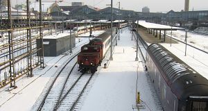Nach dem Schneefall. Die Ee 3/3 II-er rangieren im Bahnhof.