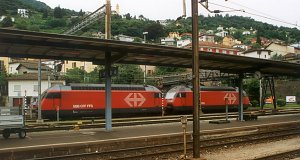 Zwei Lokomotiven der Baureihe Re 460 fahren in Richtung Gotthard ab
