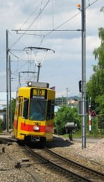 Ein Tram kommt aus Richtung Rodersdorf in Bahnhof Ettingen an