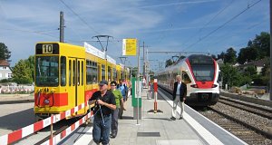 Vom nach Basel fahrenden S3 kann man direkt auf die Tramlinie 10 umsteigen.