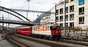 Die auf Arosa getaufte Lok Ge 4/4 II 622 trägt die Werbung der japanischen Partnerbahn Hakone Tozan Railway.