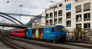 Az RE 1128-as vonat érkezik, élén a Ge 4/4 III 652-es mozdonnyal, St. Moritz felől.