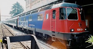 Az Re 620 055-ös mozdony megérkezett Zürichből gyorsvonatával