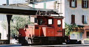 Kis villamos tolatómozdony, a Te III 157-es áll az állomáson