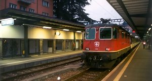 Az RE 2750-es számú vonat - élén az Re 420 11236-os mozdonnyal - indulásra vár Bellinzona felé