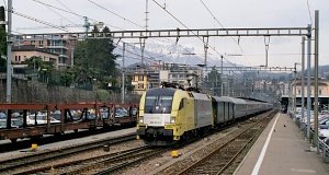 ...der nach Genua fahrende 'Alpina-Mare-Express' erscheint.
An der Zugspitze die Dispolok ES 64 U2 098 (TX Logistik). 