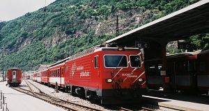 Auf Gleis 12 ist gerade ein Glacier Express angekommen, der nach dem Umsetzen nach Zermatt weiterfahren wird.