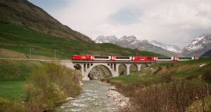 Zermatt felé tartó Glacier Express első része kel át a Furkareuss folyó felett a Richlerenviadukton.