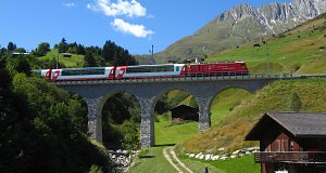 3 Minuten später der Richtung Disentis fahrende Glacier Express 906 passiert das 68 m lange, 18 m hohe Viadukt...