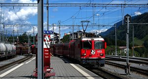 Der RhB-Zug RE 1232 kommt aus Richtung Chur an, befördert von der E-Lok Ge 4/4 II 632.
