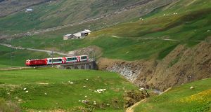 First part of the separated Glacier Express passes the Richleren Viaduct...