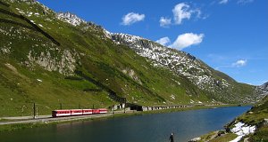 The first catch.
The regional train R 839 to Andermatt is rolling at the Oberalpsee.
