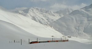 Többméteres hófalak között  kapaszkodik a Glacier Express az állomás felé.