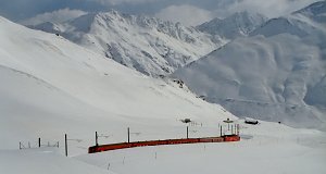 Dieser Regionalzug fährt schon im Kanton Graubünden Richtung Surselva.