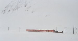Hóviharban indult a Deh 4/4 II-es mögé csatolt autószállító vagonnal kibővített ingavonat Andermatt felé.