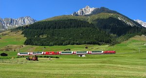 Dieni és Rueras között szénát gyűjtenek, amikor a 908-as Glacier Express áthalad a 2897 m magas Piz Culmatsch előtt.