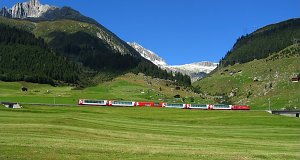 Glacier Express at the entrance of Val Milà. In the background: the snow-covered Piz Nair 
(3059 m).
