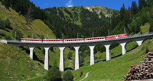 Regionalzug R 844 überquert das Val Bugnei-Viadukt vor der Haltestelle Bugnei, mit einem Deh 4/4 I an der Zugspitze.