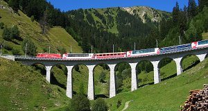 Glacier Express (GEX 911) halad át a Val Bugnei viadukton az Oberalp-hágó (és Zermatt) felé.
