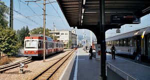 WB's train is waiting on the spur track when a Cisalpino EuroCity arrives at the common platform.