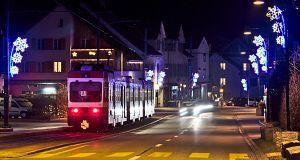 Oberdorf főutcáján egyvágányú pályán, villamosként járnak a vonatok.