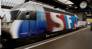 Az Re 460 056-os reklámmozdony a Schweizer Fernsehen színeiben pompázik