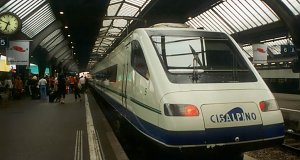 A Firenzéig közlekedő Cisalpino (ETR 470) áll az 5. vágányon