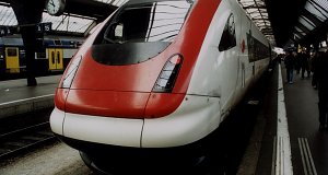 ICN áll Zürich HB-n. Akár 40%-kal gyorsabban veheti a kanyarokat, mint a "hagyományos" vonatok. 