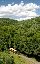 Am Fusse eines verlassenen Steinbruchs schlängelt die Lokomotive 3756 Richtung Márianosztra mit dem neu gebauten Personenwagen.