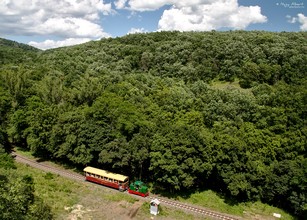 At the foot of an abandoned quarry turns the loco 3756 towards Márianosztra with the newly built passenger car.