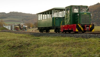"Vehicle parade" in Márianosztra. While the locomotive 3756 waits with her car on the siding, the motor car meets the loco 3737 at the station.