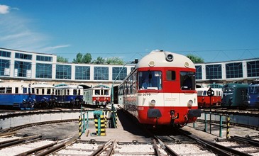A ČD 850 001-ese, az egykori csehszlovák vasúttársaság M 286.0 sorozatának prototípusa is körbefordul.