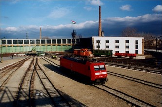 Die Zweifrequenz-Güterzuglokomotive 185 001 der Deutschen Bahn AG präsentiert sich
