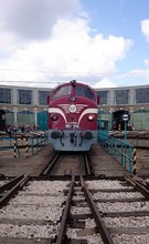 Die einst bei der MÁV als M61 010 in Dienst gestellte Lokomotive wird auf das richtige Gleis gewendet.