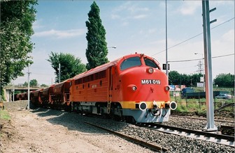 A MÁV Nosztalgia Kft. M61 019-es NOHAB mozdonya segédkezik az elágazás átépítésénél
