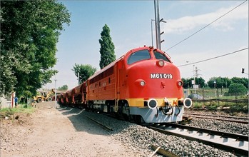 A MÁV Nosztalgia Kft. M61 019-es NOHAB mozdonya segédkezik az elágazás átépítésénél