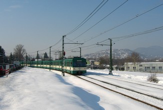 Der Zug fährt Richtung Szentendre beim Bahnübergang von Pomáz