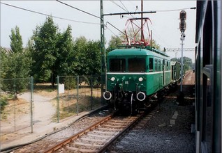 Die Elektrolokomotive L VII 85 bei Aquincum elágazás, mit einem 3-Wagen-Güterzug