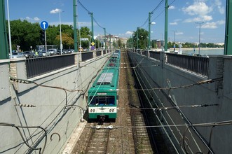 Diese MXA-Doppeleinheit ist gerade von Margit híd nach Szentendre auf dem falschen Gleis abgefahren.
