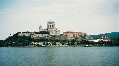 Ansicht von Esztergom aus Párkány (Slowakei). 
Die Basilika beherrscht das Bild.
