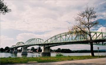 Die Maria-Valeria-Brücke verbindet Esztergom mit der in der Slowakei liegenden Stadt Párkány