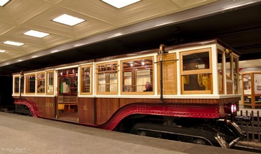 The driver's cabs were placed above the bogies while the low-floor  passenger cabin is located between them.
