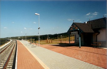 Zwischen Viadukt und Tunnel blieb kaum Platz für die kleine Haltestelle Nagyrákos