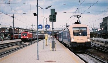Taurus-Lokomotiven 1047 005 der MÁV und 1116 063 der ÖBB warten auf die Abfahrt. Erstere mit dem Schnellzug Dacia.