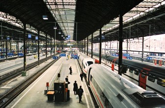 Die Bahnhofshalle von Basel SBB mit ICE Triebzüge