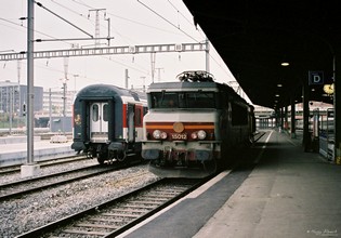 The loco BB 15012 of SNCF is being pushed onto the train.
