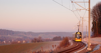 Auf der französisch-schweizerischen Grenze nähert sich ein Tango Tram zu Rodersdorf.