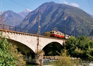 Der Zug passiert die Moesa II Brücke aus Richtung Roveredo.