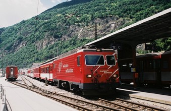 A 12-es vágányra épp most érkezett a Glacier Express, mely visszafogás után Zermatt felé halad tovább.